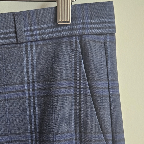 Banana Republic Logan Trouser-Fit Washable Italian Wool-Blend Pant in 10L - Picture 4 of 16